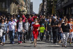 Gabriela Avila comme Katrina Crossing la rue images stock Gabriela Avila comme Katrina Crossing la rue images stock