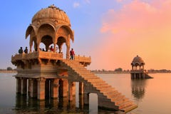 Gadi Sagar świątynia na Gadisar jeziorze przy zmierzchem, Jaisalmer, India obraz stock Gadi Sagar świątynia na Gadisar jeziorze przy zmierzchem, Jaisalmer, India obraz stock