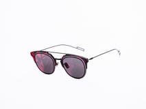 Gafas de sol con los vidrios negros y rojos en un fondo blanco aislado imagen de archivo libre de regalías Gafas de sol con los vidrios negros y rojos en un fondo blanco aislado imagen de archivo libre de regalías