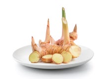 Galangal in der Platte auf einem weißen Hintergrund stockfotografie Galangal in der Platte auf einem weißen Hintergrund stockfotografie