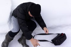 Galen man i vinter Dåraktigt gladlynt skratta för pojke Snö täckt man fryst framsida Udda bisarr rolig ovanlig vuxen person i exp royaltyfria foton Galen man i vinter Dåraktigt gladlynt skratta för pojke Snö täckt man fryst framsida Udda bisarr rolig ovanlig vuxen person i exp royaltyfria foton