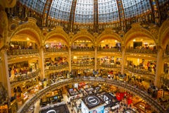 Galeries Lafayette inre i Paris, Frankrike arkivbilder Galeries Lafayette inre i Paris, Frankrike arkivbilder