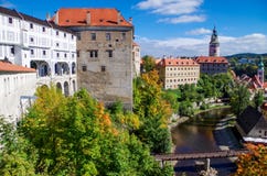 Galería vieja en la ciudad medieval Cesky Krumlov y el río de Moldava imágenes de archivo libres de regalías Galería vieja en la ciudad medieval Cesky Krumlov y el río de Moldava imágenes de archivo libres de regalías