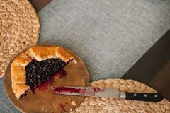Galette Cutted с сезонными ягодами Положенный квартирой хрустящий пирог ягоды лета на предпосылке с космосом экземпляра стоковая фотография rf Galette Cutted с сезонными ягодами Положенный квартирой хрустящий пирог ягоды лета на предпосылке с космосом экземпляра стоковая фотография rf