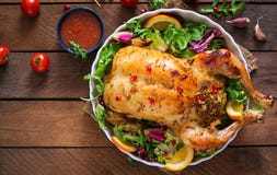 Galinha cozida enchida com arroz para o jantar de Natal em uma tabela festiva fotografia de stock Galinha cozida enchida com arroz para o jantar de Natal em uma tabela festiva fotografia de stock