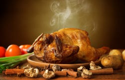 Galinha roasted todo com vegetais imagens de stock Galinha roasted todo com vegetais imagens de stock