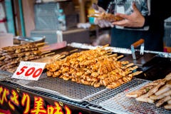 Galinha, skewered, yakitori, arashiyama, kyoto, japão, fundo, loja, rua, cozinhando, culinária, petisco, tradicional, delicioso, fotos de stock Galinha, skewered, yakitori, arashiyama, kyoto, japão, fundo, loja, rua, cozinhando, culinária, petisco, tradicional, delicioso, fotos de stock