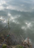 Galleggiante della canna da pesca in acqua fotografia stock libera da diritti Galleggiante della canna da pesca in acqua fotografia stock libera da diritti