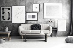 Galleri i hemtrevlig vardagsrum arkivbild Galleri i hemtrevlig vardagsrum arkivbild