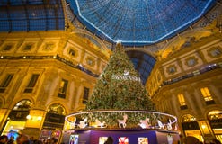 Galleria Vittorio Emanuele II en Milán con el árbol de navidad iluminado y las luces, Italia foto de archivo Galleria Vittorio Emanuele II en Milán con el árbol de navidad iluminado y las luces, Italia foto de archivo
