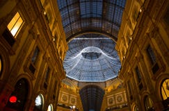 Galleria Vittorio Emanuele II en Milán con el árbol de navidad iluminado y las luces, Italia imagen de archivo libre de regalías Galleria Vittorio Emanuele II en Milán con el árbol de navidad iluminado y las luces, Italia imagen de archivo libre de regalías