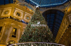 Galleria Vittorio Emanuele II i Milan med den exponerade julgranen och ljus, Italien royaltyfri fotografi Galleria Vittorio Emanuele II i Milan med den exponerade julgranen och ljus, Italien royaltyfri fotografi