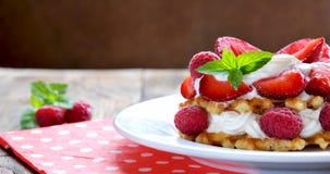 Galletas belgas con las fresas, las frambuesas y la crema imagenes de archivo Galletas belgas con las fresas, las frambuesas y la crema imagenes de archivo