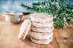 Galletas clásicas del pan de jengibre de la Navidad fotografía de archivo Galletas clásicas del pan de jengibre de la Navidad fotografía de archivo
