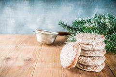 Galletas clásicas del pan de jengibre de la Navidad imagen de archivo libre de regalías Galletas clásicas del pan de jengibre de la Navidad imagen de archivo libre de regalías