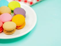 Galletas coloridas del macaron en fondo en colores pastel, fotos de archivo libres de regalías Galletas coloridas del macaron en fondo en colores pastel, fotos de archivo libres de regalías