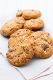 Galletas de harina de avena del chocolate en el fondo de madera Fotos de archivo Galletas de harina de avena del chocolate en el fondo de madera Fotos de archivo