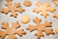 Galletas del copo de nieve Galletas formadas copo de nieve del pan de jengibre apiladas y atadas con un arco del oro imagen de archivo libre de regalías Galletas del copo de nieve Galletas formadas copo de nieve del pan de jengibre apiladas y atadas con un arco del oro imagen de archivo libre de regalías
