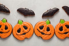 Galletas hechas en casa del jengibre en la forma de las calabazas y palos en Halloween En el fondo concreto más ligero Visión sup imagen de archivo Galletas hechas en casa del jengibre en la forma de las calabazas y palos en Halloween En el fondo concreto más ligero Visión sup imagen de archivo