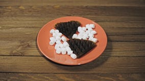 Galletas oscuras cocidas en la forma del corazón en la placa, postre romántico Galletas oscuras cocidas en la forma del corazón en la placa, postre romántico