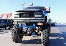 GALVESTON, IL TEXAS, U.S.A. - 9 GIUGNO 2018: Paesaggio texano tipico della via Un camion di mostro gigante è parcheggiato sul bou fotografia stock GALVESTON, IL TEXAS, U.S.A. - 9 GIUGNO 2018: Paesaggio texano tipico della via Un camion di mostro gigante è parcheggiato sul bou fotografia stock