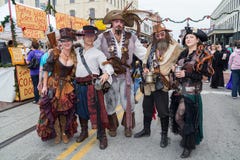 Galveston TX/USA - 12 06 2014: Grupp människor som kläs som fantasi, piratkopierar på tusan på trådfestivalen i Galveston, TX arkivbild Galveston TX/USA - 12 06 2014: Grupp människor som kläs som fantasi, piratkopierar på tusan på trådfestivalen i Galveston, TX arkivbild