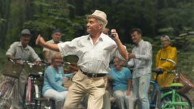 Gamala mannen dansar i parkera lager videofilmer Gamala mannen dansar i parkera lager videofilmer