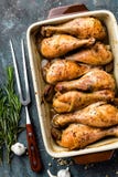 Gambe di pollo arrosto fritte arrostite, bacchette su fondo scuro, carne con gli ingredienti per cucinare immagini stock libere da diritti Gambe di pollo arrosto fritte arrostite, bacchette su fondo scuro, carne con gli ingredienti per cucinare immagini stock libere da diritti