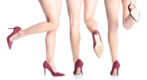 Gambe femminili stabilite in scarpe rosse del tacco alto fotografia stock Gambe femminili stabilite in scarpe rosse del tacco alto fotografia stock