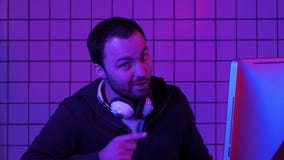 Gamer, hacker, programador que fala sobre o melhor software, jogo, programa na tela do computador video estoque Gamer, hacker, programador que fala sobre o melhor software, jogo, programa na tela do computador video estoque