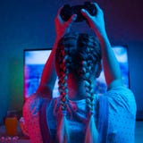 Gamer lub streamer dziewczyna w ciemnym pokoju z gamepad w domu, bawić się z przyjaciółmi online w gra wideo z popkornem i wielo- obrazy royalty free Gamer lub streamer dziewczyna w ciemnym pokoju z gamepad w domu, bawić się z przyjaciółmi online w gra wideo z popkornem i wielo- obrazy royalty free