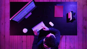 Gamer, pirata informatico, programmatore che parla di migliore software, gioco, programma sullo schermo del computer fotografia stock Gamer, pirata informatico, programmatore che parla di migliore software, gioco, programma sullo schermo del computer fotografia stock