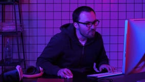Gamer que joga um jogo muito entusiasmado e que comenta no jogo vídeos de arquivo Gamer que joga um jogo muito entusiasmado e que comenta no jogo vídeos de arquivo