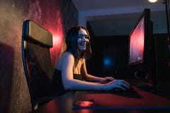 Gamer девушки в наушниках и с клавиатурой и мышью в ее руках играя игры сети подготавливая участвовать внутри стоковые фото Gamer девушки в наушниках и с клавиатурой и мышью в ее руках играя игры сети подготавливая участвовать внутри стоковые фото