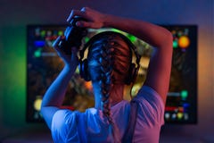 Gamer или девушка ленты дома в темной комнате с gamepad играя с друзьями на сетях в видеоиграх Молодой человек стоковые фото Gamer или девушка ленты дома в темной комнате с gamepad играя с друзьями на сетях в видеоиграх Молодой человек стоковые фото