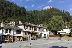 Gamla hus och gator i historisk stad av Shiroka Laka, Bulgarien arkivbild Gamla hus och gator i historisk stad av Shiroka Laka, Bulgarien arkivbild