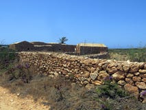 Gamla hus som göras av stenen i Sicilien Italien royaltyfri foto Gamla hus som göras av stenen i Sicilien Italien royaltyfri foto