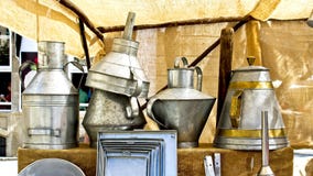Gamla metallkökkrukor, på Feira Franca i Pontevedra arkivfoto Gamla metallkökkrukor, på Feira Franca i Pontevedra arkivfoto