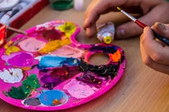 Gamma di colori delle vernici dell'acquerello Mano con il pennello fotografia stock libera da diritti Gamma di colori delle vernici dell'acquerello Mano con il pennello fotografia stock libera da diritti
