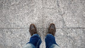 Gammal bästa sikt för lädergymnastikskor och för benjeans på den förberedande stenen arkivbilder Gammal bästa sikt för lädergymnastikskor och för benjeans på den förberedande stenen arkivbilder