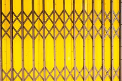 Gammal dörr för guling för tappninggrungestål fotografering för bildbyråer Gammal dörr för guling för tappninggrungestål fotografering för bildbyråer