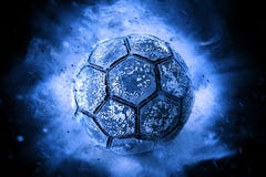 Gammal fotbollboll in på blå bakgrund stock illustrationer Gammal fotbollboll in på blå bakgrund stock illustrationer