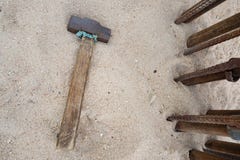 Gammal hammare med ett trähandtag på sandstrandbakgrund fotografering för bildbyråer Gammal hammare med ett trähandtag på sandstrandbakgrund fotografering för bildbyråer