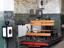 Gammal järnväg som är handcar på smal-mått järnväg stänger arkivbild Gammal järnväg som är handcar på smal-mått järnväg stänger arkivbild