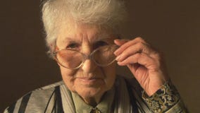 Gammal kvinna med glasögon som ser kameran och att le arkivfilmer Gammal kvinna med glasögon som ser kameran och att le arkivfilmer