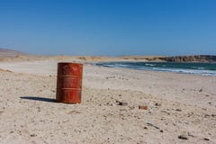 Gammal olje- barrell på stranden Paracas Peru royaltyfri foto Gammal olje- barrell på stranden Paracas Peru royaltyfri foto