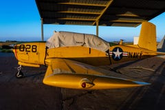 Gammal propellernivå som väntar på flyg royaltyfria bilder Gammal propellernivå som väntar på flyg royaltyfria bilder