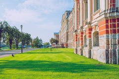 Gammal röd slott i Jelgava, Lettland Loppfoto arkivfoton Gammal röd slott i Jelgava, Lettland Loppfoto arkivfoton
