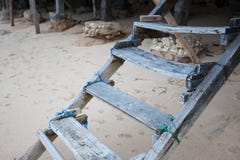 Gammal skranglig trätrappa som leder till den sandiga stranden royaltyfria bilder Gammal skranglig trätrappa som leder till den sandiga stranden royaltyfria bilder