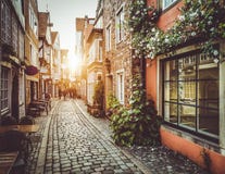 Gammal stad i Europa på solnedgången med retro tappningfiltereffekt royaltyfria bilder Gammal stad i Europa på solnedgången med retro tappningfiltereffekt royaltyfria bilder